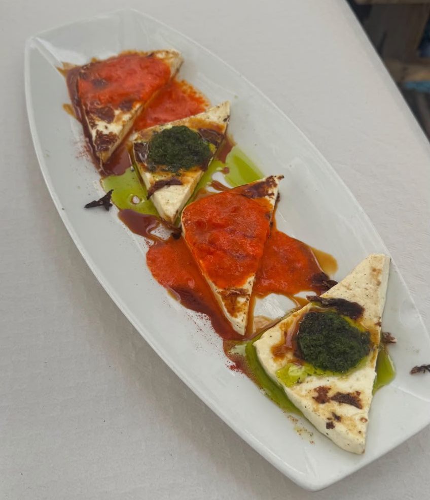 Queso asado con mojo rojo y mojo verde